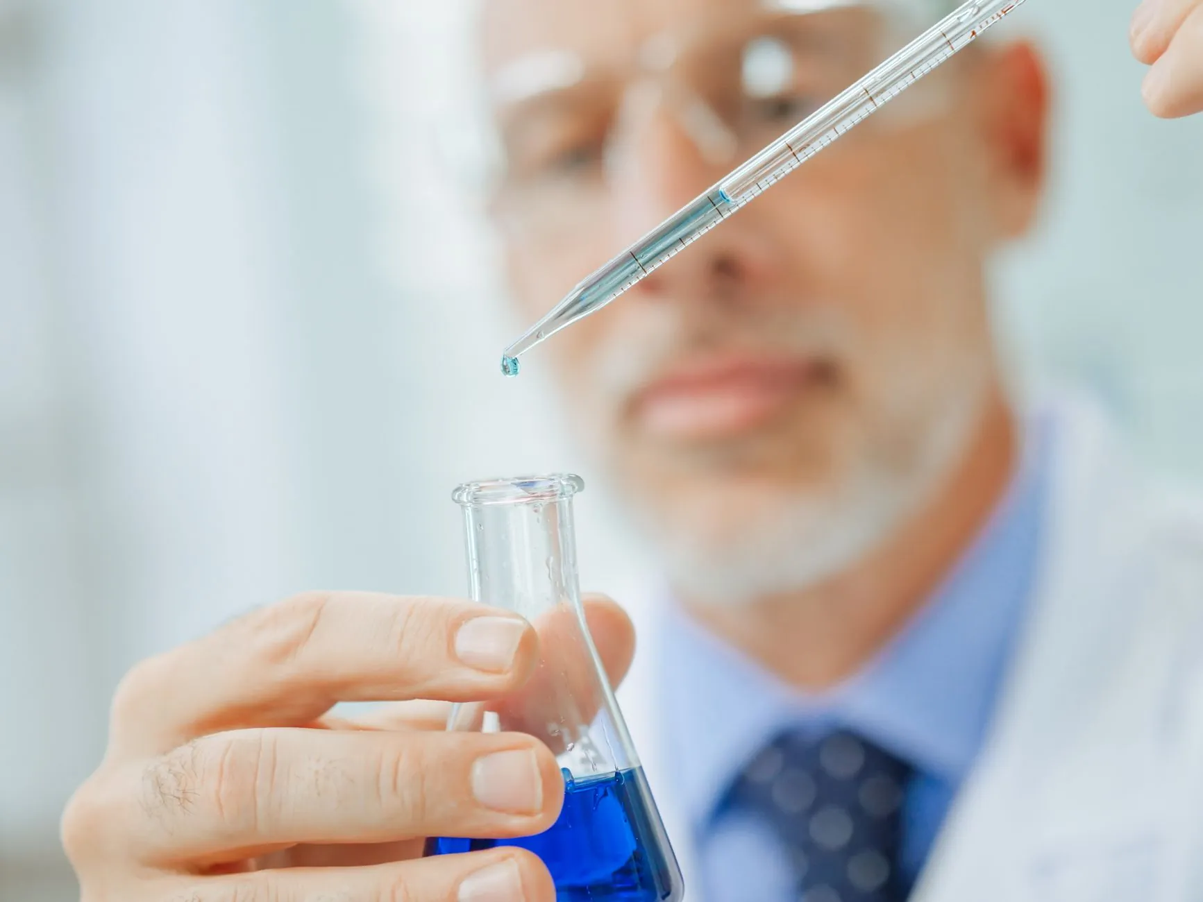 高铝砖在玻璃窑炉应用中的选型要点与使用寿命分析
